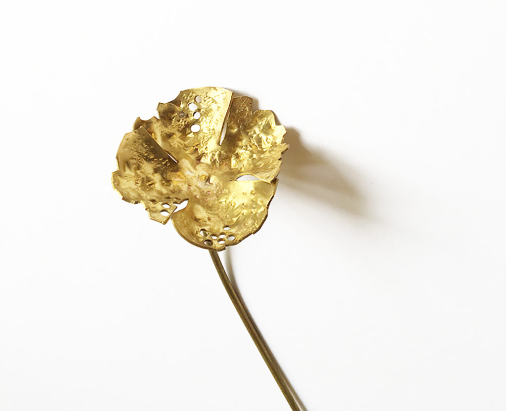 Fleur métal laiton ciselure Constance Escal